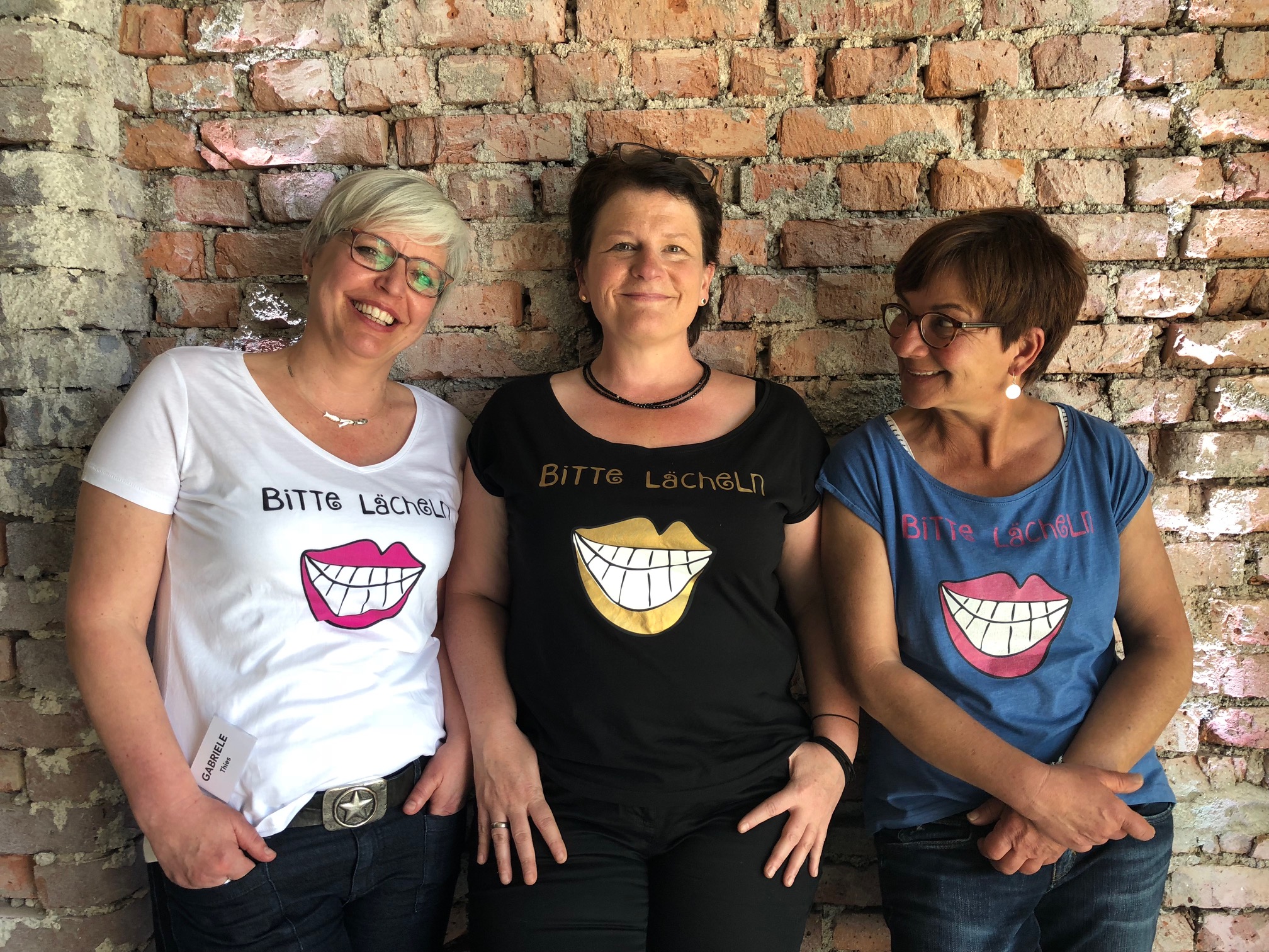 Drei Damen in T-Shirts