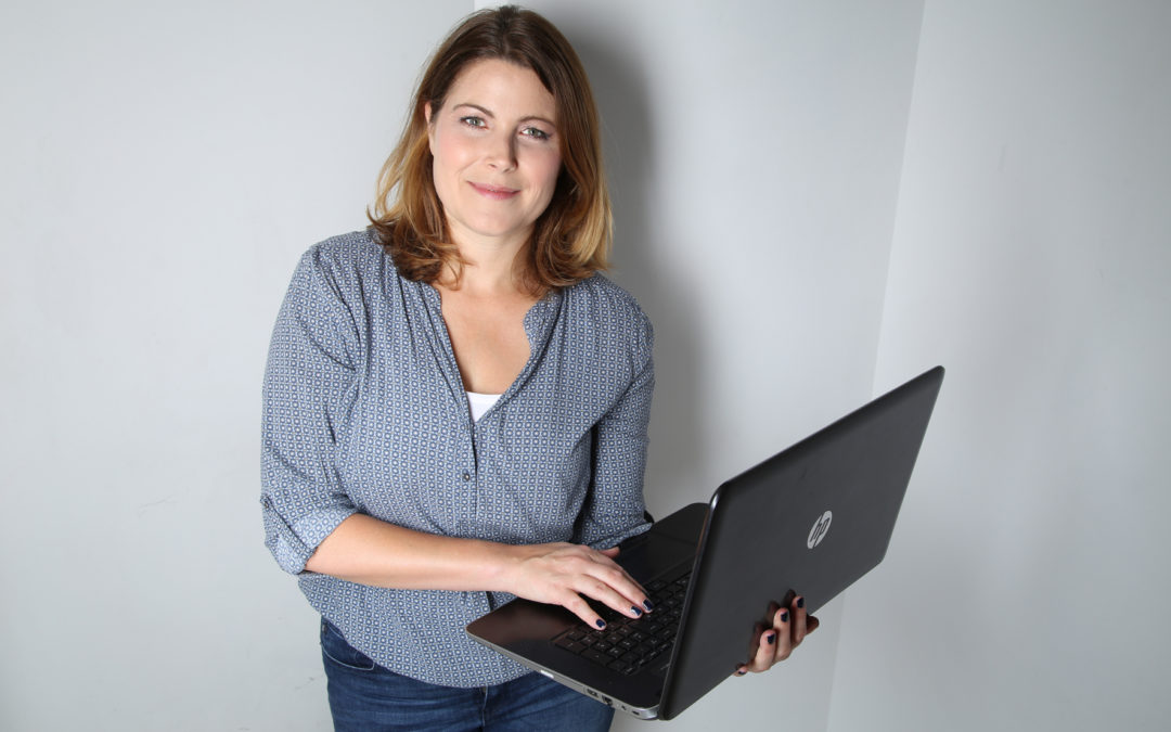 PR-Frau Eva Primavesi mit Laptop