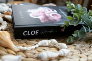 Eine Hardcover-Ausgabe von Cloe - A. D. Wilk Crowdfunding für Bücher mit Kickstarter
