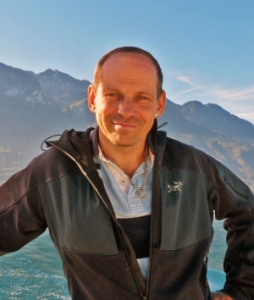 Portrait von Tom Oberbichler, Autor, Buchcoach und Schreibtrainer