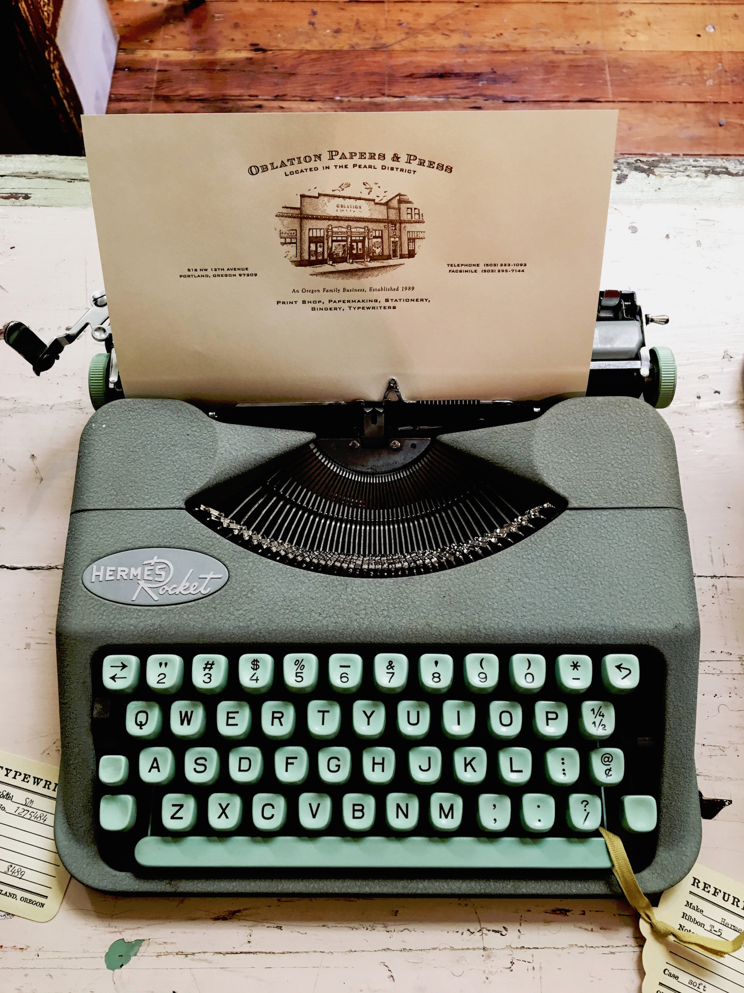 Alte Schreibmaschine mit eingespannten Blatt Papier auf Schreibtisch