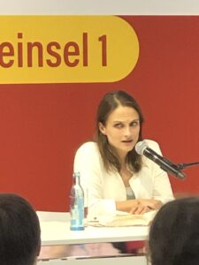 Autorin Freya von Korff liest aus ihrem Romantasy-Werk Pharaonenblut auf der Leipziger Buchmesse 2025