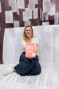 Autorin Jurenka Jurk mit ihrem Buch Bestseller schreiben