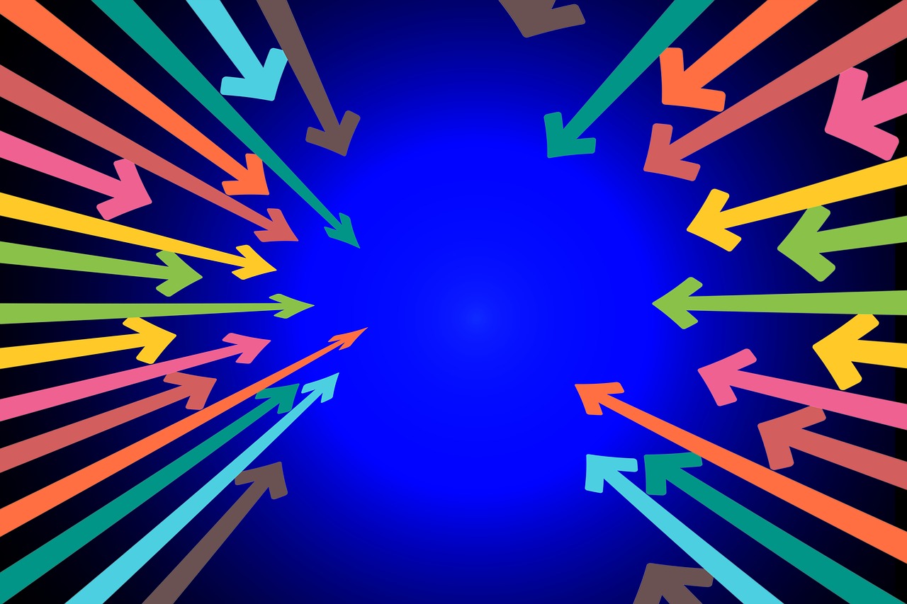 Viele bunte Pfeile zeigen in die Mitte  - blauer Hintergrund - als Symbol für Keywords und Kategorien