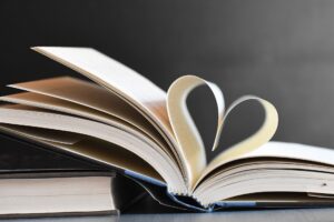Aufgeschlagenes Buch - mit aus Seiten geformten Herz